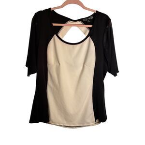 Lucy Diamonds Woman’s Black And White Shortsleeve Top Size 3X. Open Upper Back.